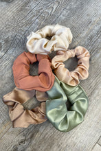 Lade das Bild in den Galerie-Viewer, Scrunchie - Haargummi